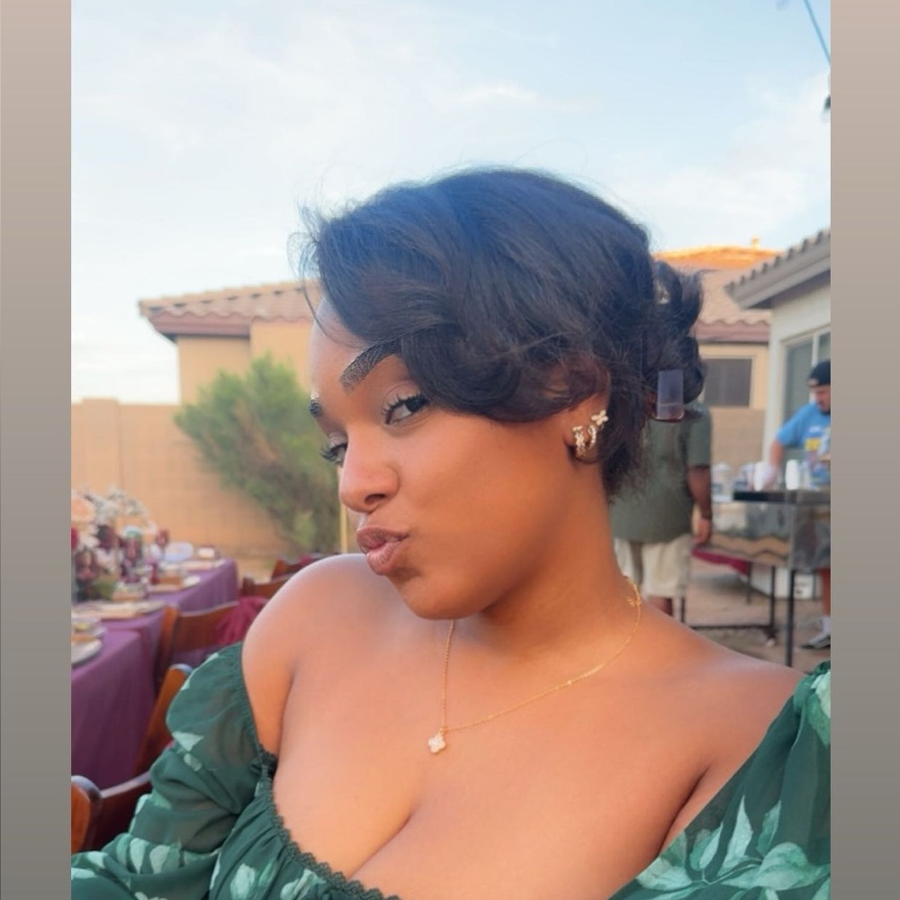 Meet your Posher, Mahoganee